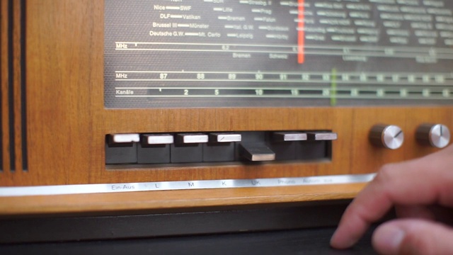 专家按下了旧收音机的音频播放器的按钮视频素材
