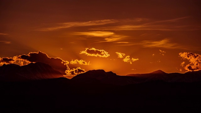 时间流逝-日落在山上与美丽的云景视频素材