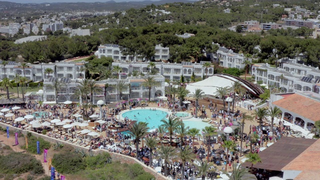 图片:西班牙伊比沙岛，人们在带有游泳池的旅游胜地视频素材