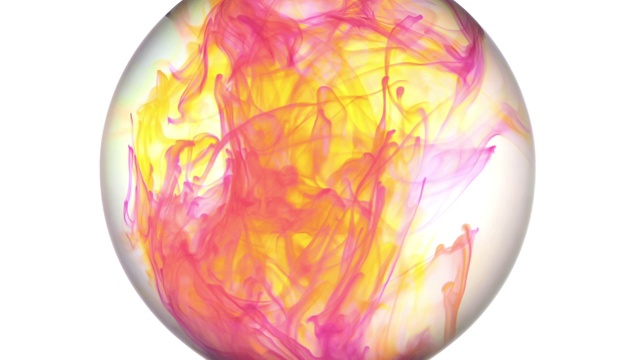 在一个旋转的球体中，粉红色的水变成红色、橙色和黄色的流动墨水的逆向回放视频下载