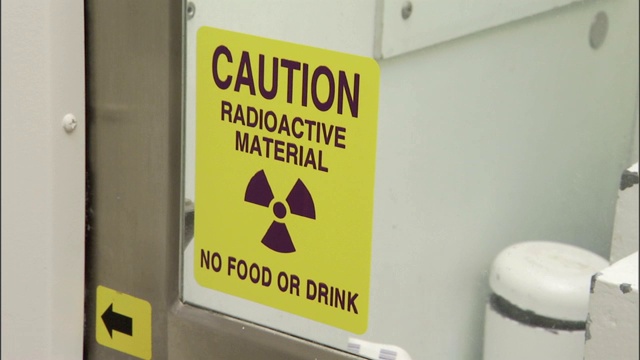 警告标志警告放射性物质。视频下载