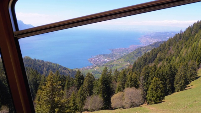 从瑞士村，蒙特勒市，日内瓦湖和阿尔卑斯山的山火车窗口观看视频素材
