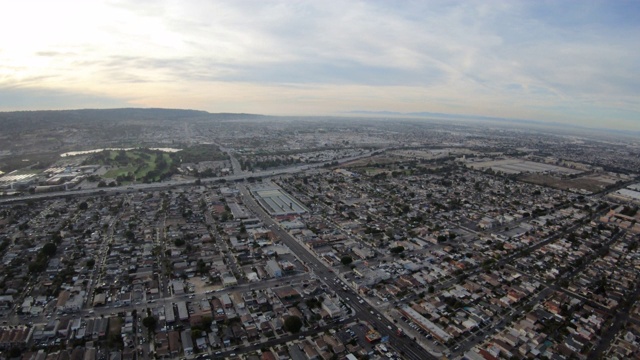 洛杉矶港威明顿社区CA鸟瞰图飞越太平洋海岸高速公路视频下载