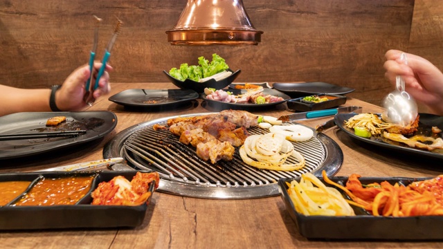 时间流逝:亚洲人在韩国餐厅烧烤。食品的概念视频下载