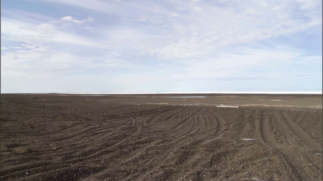 一片沙地延伸到阿拉斯加的一个小村落。视频下载