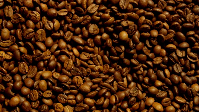 在研磨机上拍摄的红色咖啡豆的俯视图视频下载