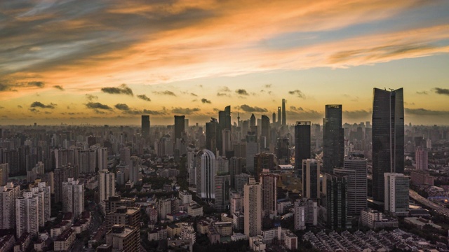 4k无人机延时镜头:上海上空壮丽的日出视频素材