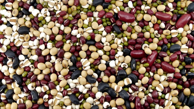 生杂粮拌豆籽食品有机顶视图纹理，五粒豆子，补充食品，高蛋白健康食品，视频录像。视频素材
