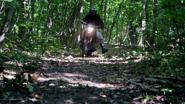 运动骑手在一条蜿蜒的森林道路上快速和极端视频下载