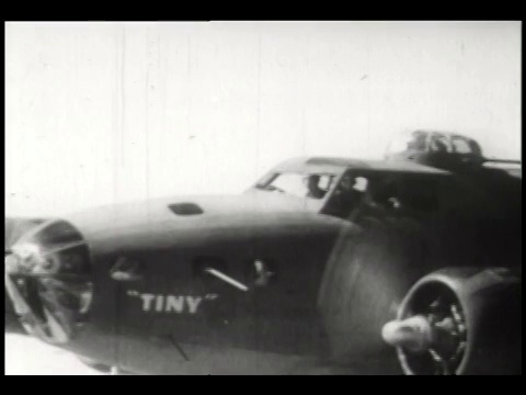 美国空军的b -17轰炸机投下炸弹。视频素材
