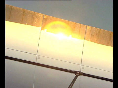 太阳电池板反射的阳光很低。视频下载