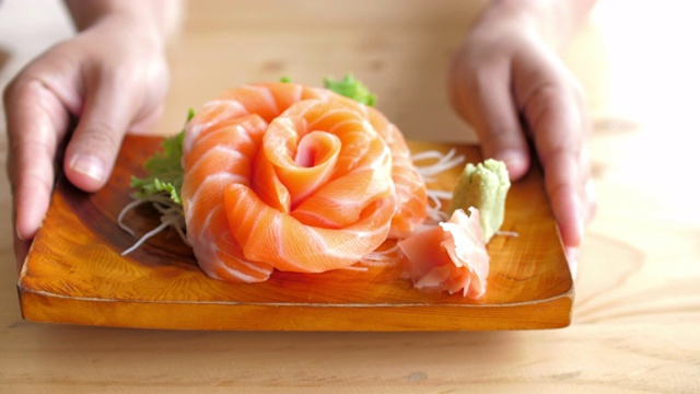 日本料理用的三文鱼生鱼片视频素材