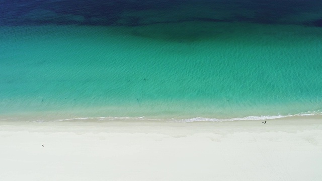 鸟瞰图的沙滩和完美的绿松石色的水视频素材