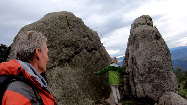 徒步夫妇沿着山脊，岩石之间走视频素材