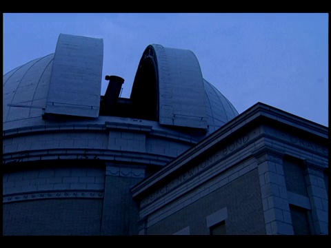一个天文台的圆顶打开，露出一个望远镜。视频下载