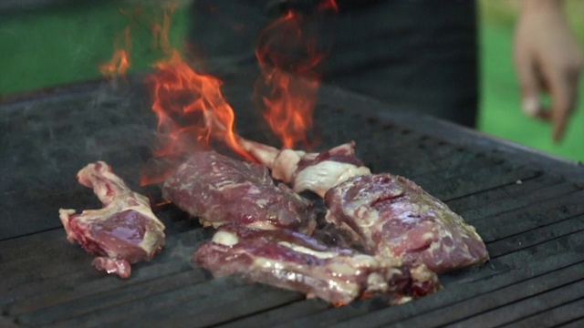 大的多汁牛肋眼牛排在热的烧烤木炭和火焰视频下载