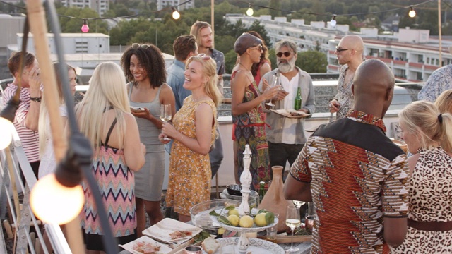 城市屋顶烧烤派对-阳光明媚的夏天-移动的摄像机在起重机上视频下载