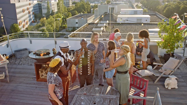 城市屋顶烧烤派对-阳光明媚的夏日-起重机在镜头上向上移动视频下载