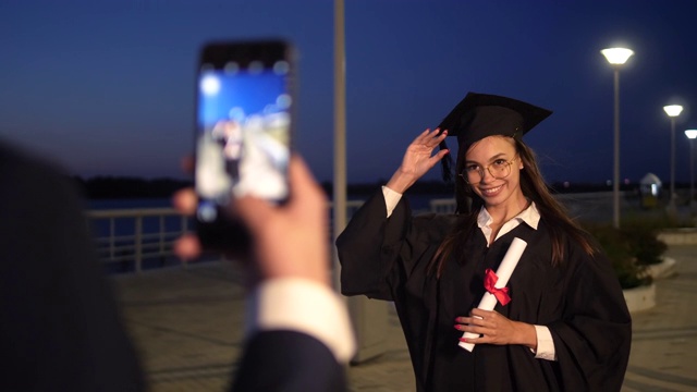 微笑的女研究生被她的朋友拍照视频下载