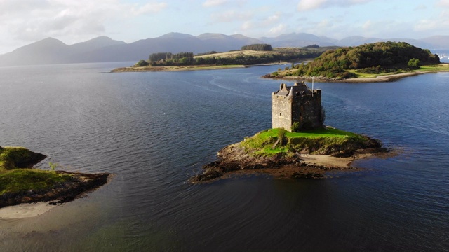苏格兰海中小岛上的跟踪者城堡。视频下载