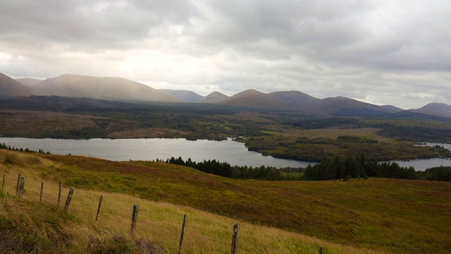在公路旅行期间，从苏格兰高地的视角来看，这是令人惊叹的风景。视频素材