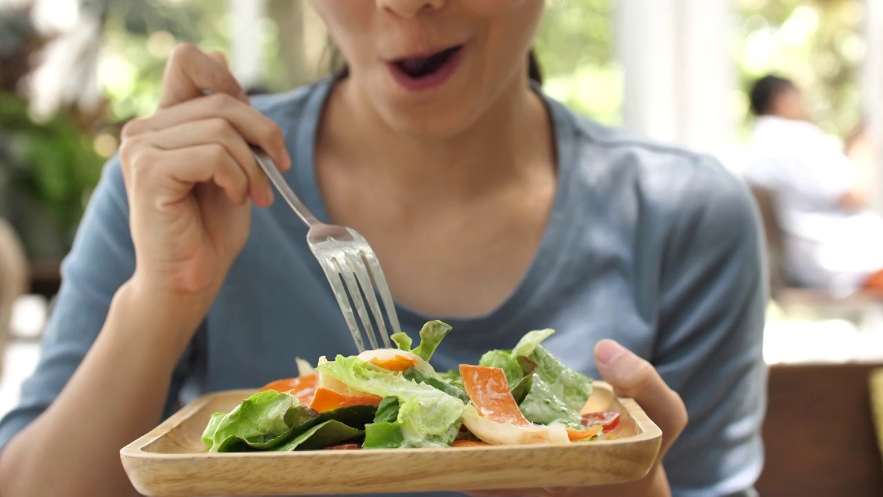 吃蔬菜沙拉视频素材