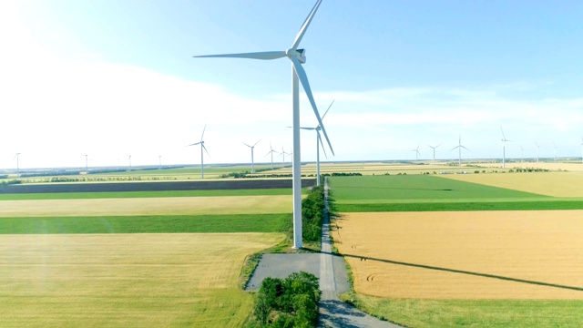 在农业领域生产电力的风车群。视频素材