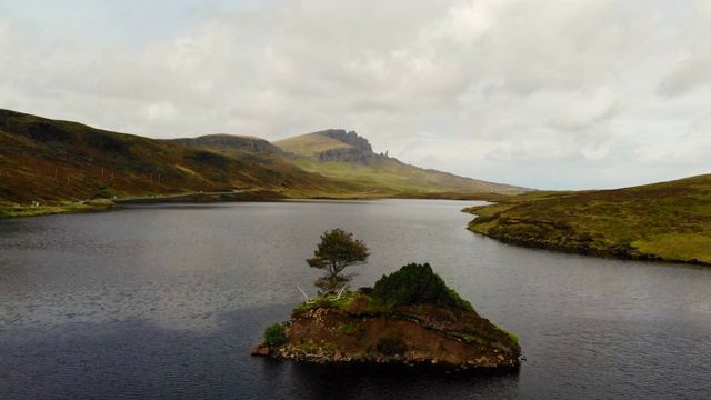 斯凯岛是苏格兰高地上令人惊叹的风景，岛上有小岛和斯托尔。视频素材