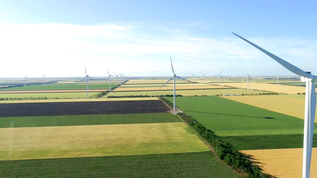 在农业领域生产电力的风车群。视频素材