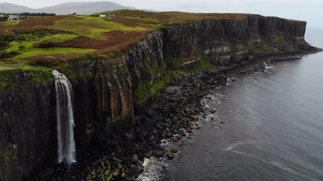 米特瀑布的鸟瞰图，位于苏格兰斯凯岛的海岸线上。视频下载