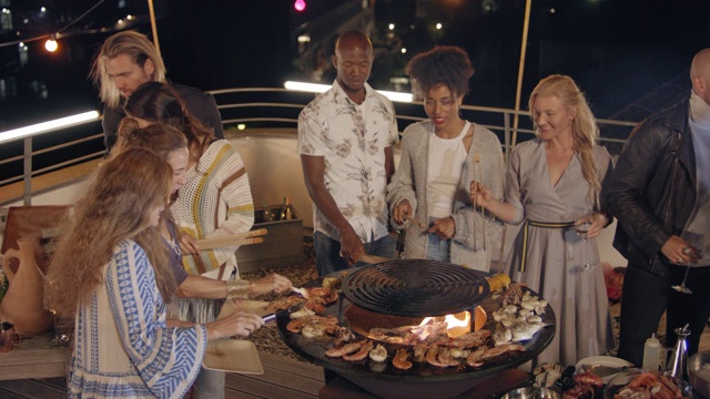 城市屋顶烧烤派对-温和的夏夜-一群人一起braing -移动的相机视频素材