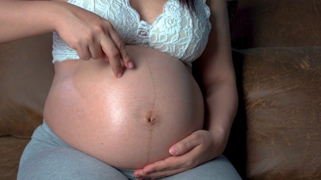 孕妇在和胎儿玩。视频素材