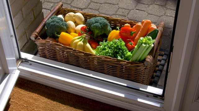 一盒水果和蔬菜正在送到家里。视频下载