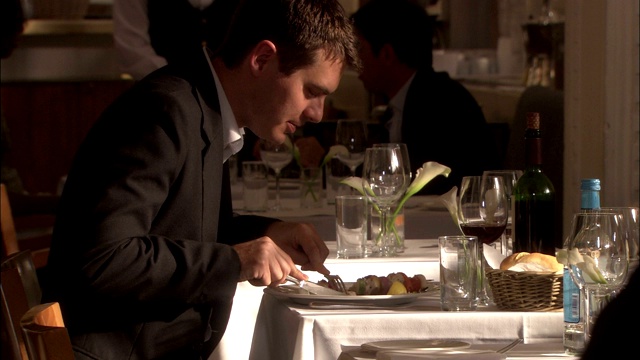 一位商人在一家高档餐厅用餐。视频下载