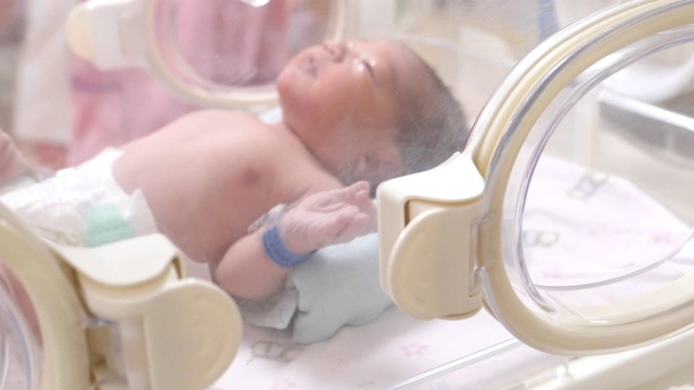婴儿出生后在保温箱中出生视频素材