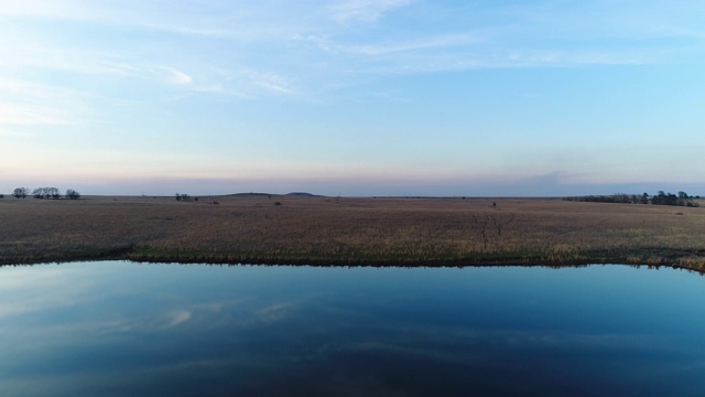 一个小湖旁边的平原的插入镜头视频下载