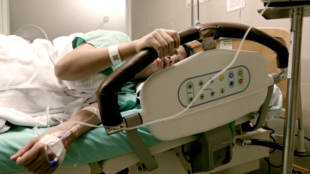 孕妇在分娩前躺在医院的病床上视频素材