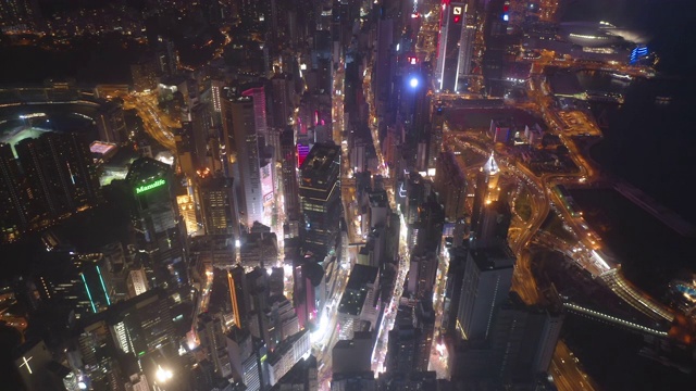 空中俯瞰香港市中心亚洲科技智慧城市的金融区和商业中心。摩天大楼和高层现代建筑在晚上的顶视图。视频素材