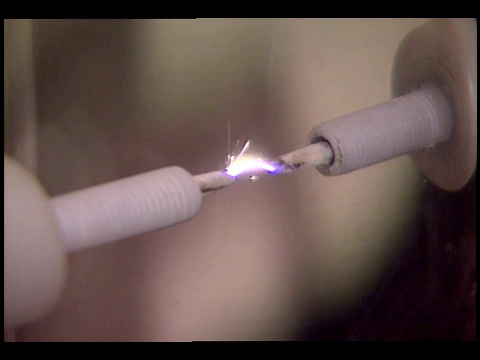 火花在电极间产生电弧。视频素材