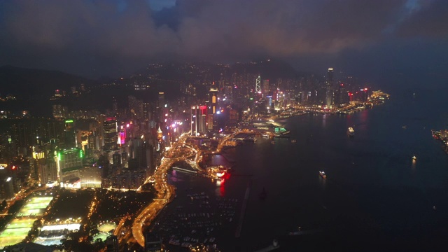 空中俯瞰香港市中心，。亚洲科技智慧城市的金融区和商业中心。摩天大楼和高层现代建筑在晚上的顶视图。视频素材