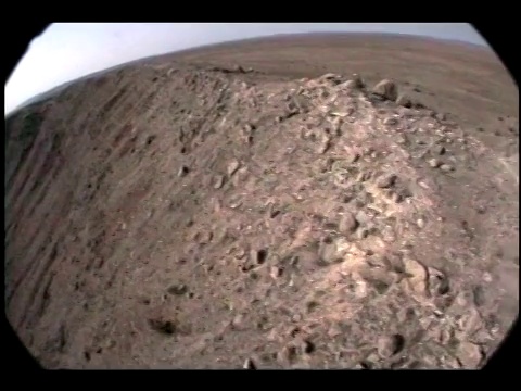 陨石坑坠入亚利桑那州的沙漠。视频下载