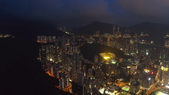 空中俯瞰香港市中心，。亚洲科技智慧城市的金融区和商业中心。摩天大楼和高层现代建筑在晚上的顶视图。视频素材