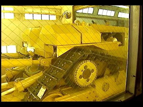 在卡特彼勒D-11工厂，一辆拖拉机被漆成了黄色。视频下载