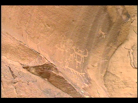 岩画覆盖着岩石表面。视频素材