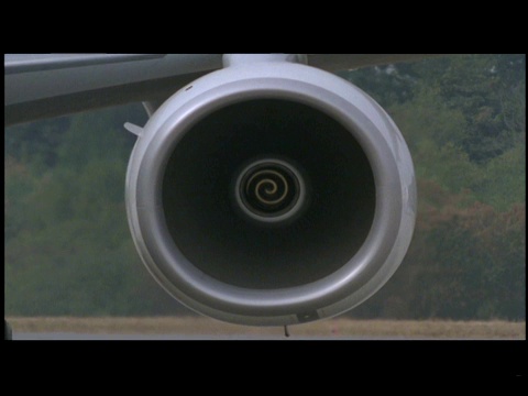 当涡扇发动机驱动飞机前进时，旋翼和定子旋转。视频下载