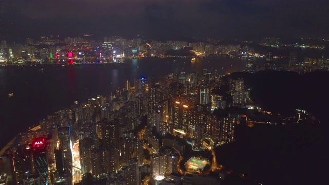 空中俯瞰香港市中心。亚洲科技智慧城市的金融区和商业中心。摩天大楼和高层现代建筑在晚上的顶视图。视频素材