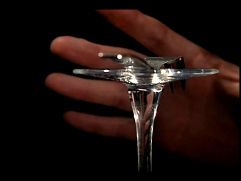 当叉子旋转时，魔术师在叉子和酒杯上挥舞双手。视频下载