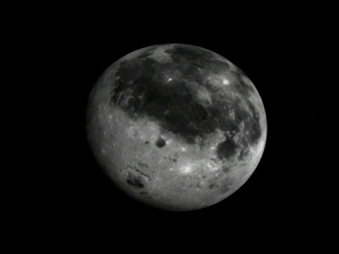 电脑动画显示了月球从一个炽热的物质演化到现在的状态。视频下载