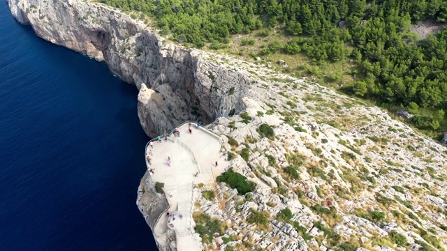 无人机拍摄的海岸山脉和岩石的镜头视频素材