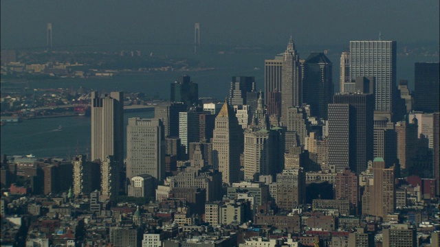 曼哈顿的天际线延伸到帝国大厦下面。视频下载